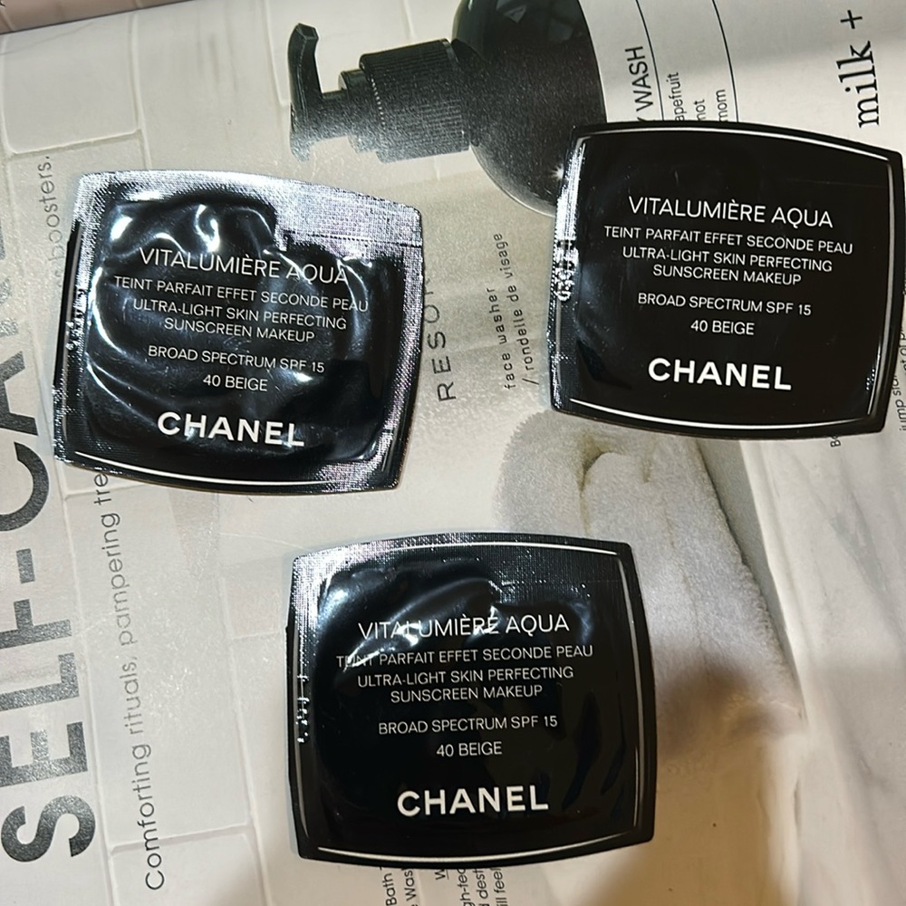 Chanel vitalumiere aqua ultra-light sunscreen makeup SPF15 40 beige new